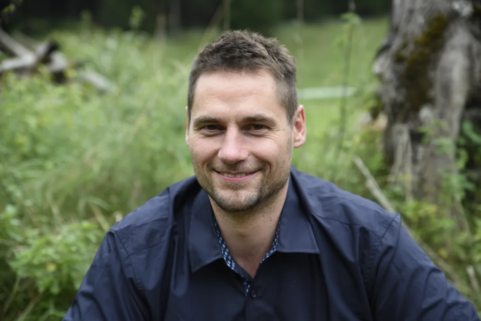 Porträt von Benjamin Kessel in naturnaher Umgebung